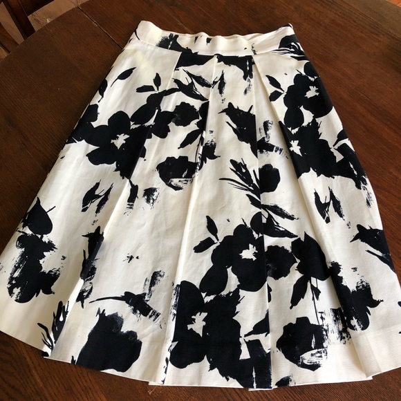 Zara Dresses & Skirts - Zara Woman Pleated Skirt Floral Black Cream Size M